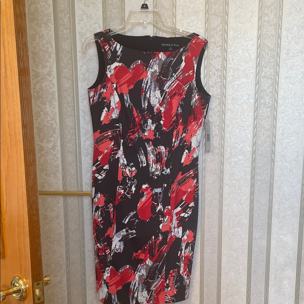 Eye-catching Business or for a fun event sheath. Fully lined- great with jacket